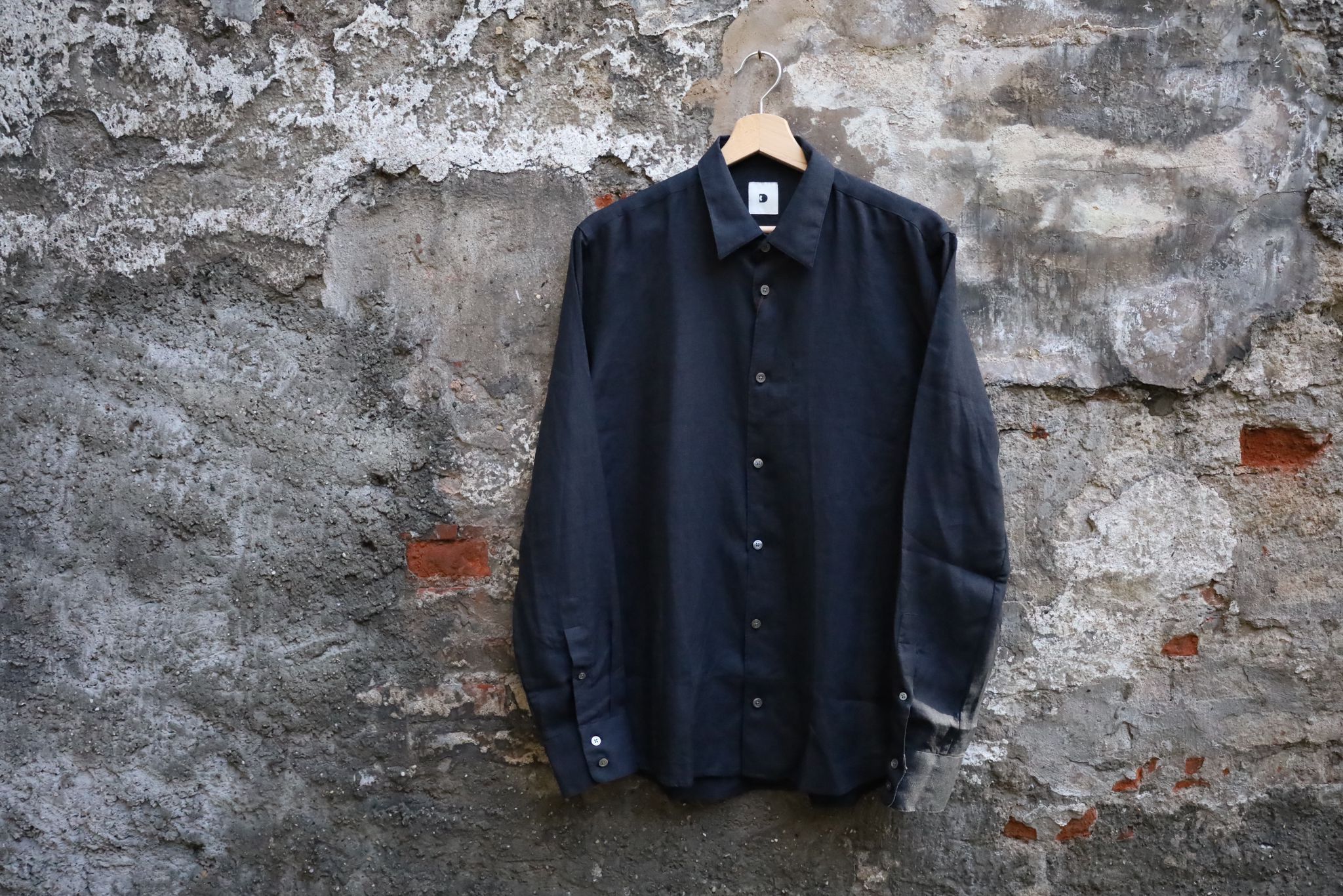 Delikatessen | Feel Good Shirt | D715 / M94 | Organic Black Linen